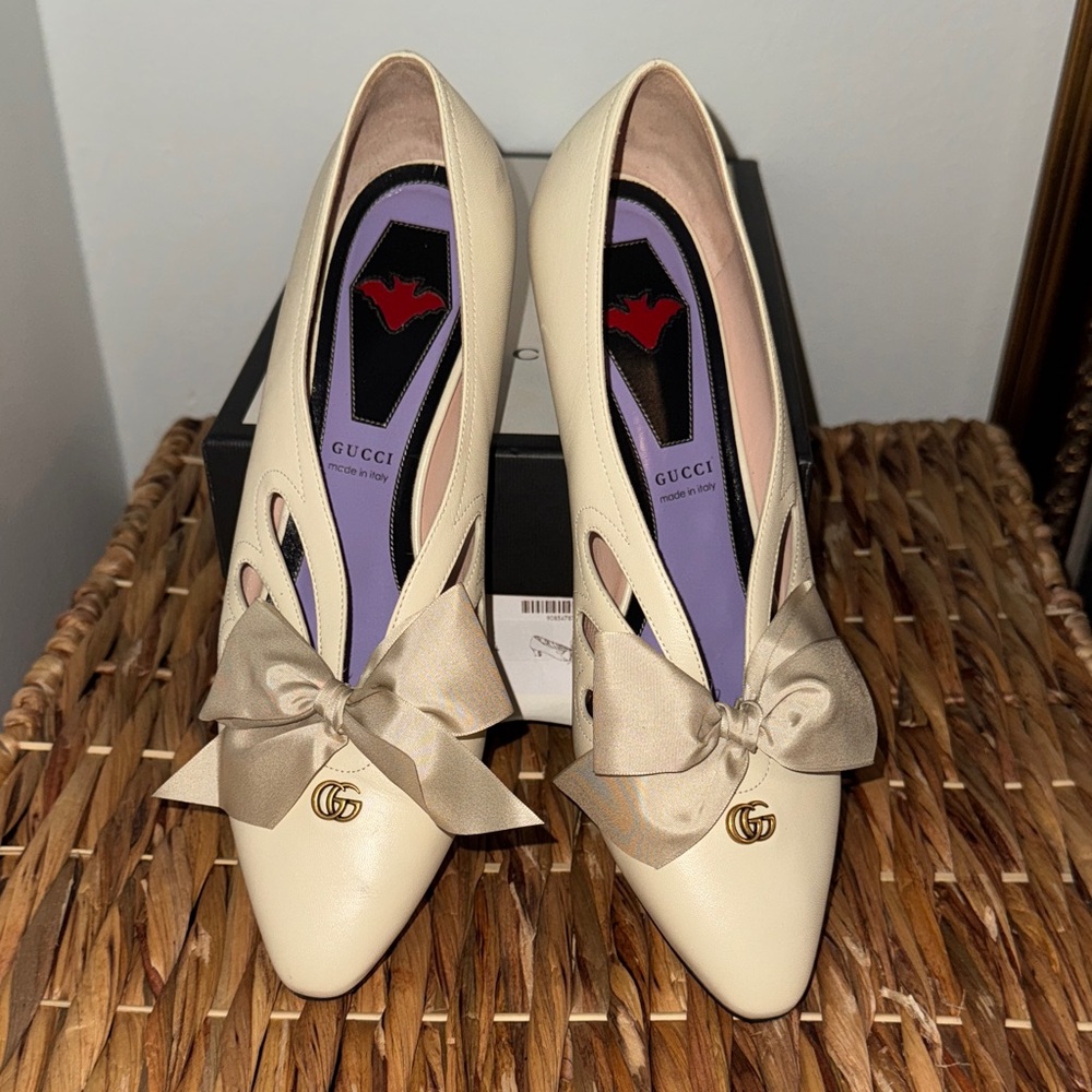 Gucci Cream Heels with Bow Accent - Picture 1 of 6